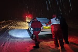 ۲۷ دستگاه خودروی گرفتار در کوهستان‌های پاوه امدادرسانی شدند