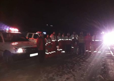 امدادگران هلال احمر روانسر با شروع برف و کولاک در جاده‌ها مستقر شدند