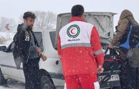 امدادرسانی‌ به ۲۰ خودروی گرفتار در برف و کولاک در جوانرود