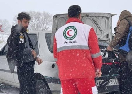امدادرسانی‌ به ۲۰ خودروی گرفتار در برف و کولاک در جوانرود