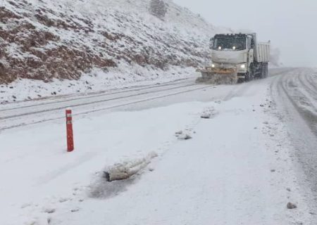 بارش برف راه ارتباطی ۸۰ روستای ثلاث باباجانی را بست