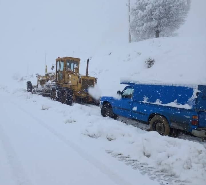 راه‌های تردد پاوه به علت بارش برف و کولاک مسدود شد