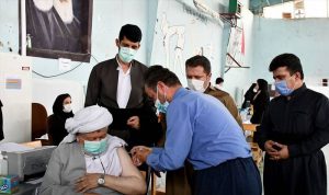 ملا قادر قادری امام جمعه پاوه واکسن ایرانی “کوو برکت” را تزریق کرد
