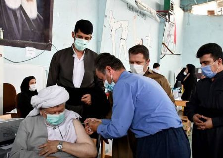 ملا قادر قادری امام جمعه پاوه واکسن ایرانی “کوو برکت” را تزریق کرد