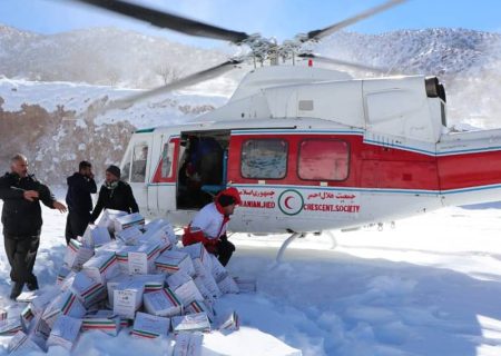 انتقال بسته‌های غذایی توسط هلال احمر با بالگرد به روستاهای محاصره در برف پاوه