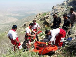 نجات کوهنورد ۴۶ ساله توسط هلال‌ احمر در ارتفاعات کوه خورین روانسر + عکس